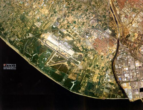 Foto aèria del delta del Llobregat abans de l'ampliació de l'aeroport i del desviament del riu Llobregat